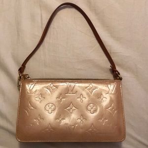 Louis Vuitton Pochette in vernis beige